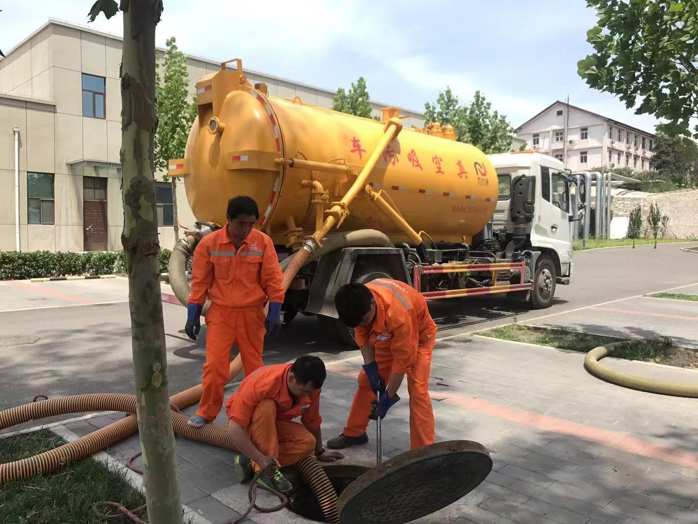 磁县管道疏通车停在窨井附近