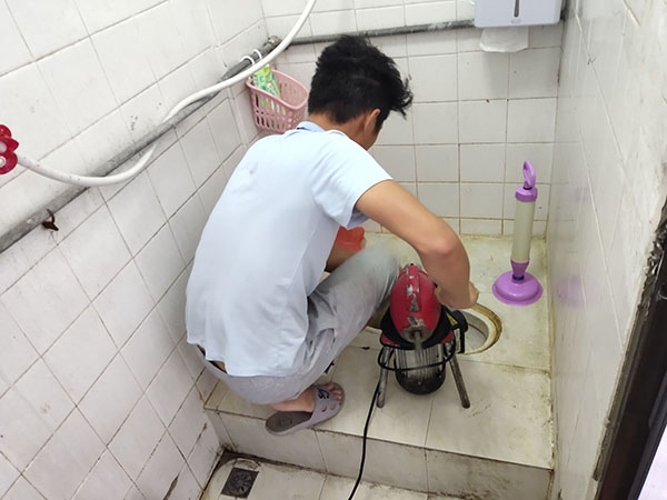 磁县管道堵塞冒臭气 专业师傅现场解决问题